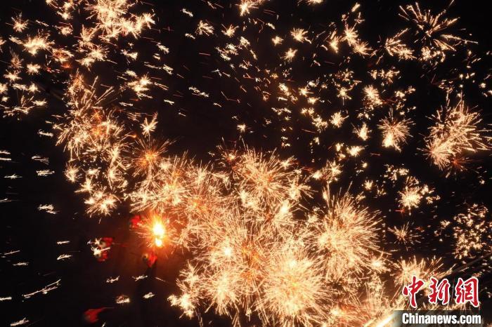 灼熱的鐵水在空中迸散。在空中形成“鐵花火雨”的景象，似天女散花，似群星漫天，如夢如幻，美不勝收。侯奇志 攝</p>
<p>