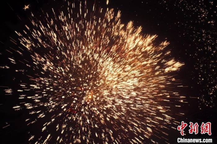 據悉，“花”與“發(fā)”諧音，取“打花打花，越打越發(fā)”之意?！按蜩F花”不僅蘊含著人們祈福納祥的美好愿望，也展現了民間生鐵冶煉傳統(tǒng)技藝的工匠精神。侯奇志 攝