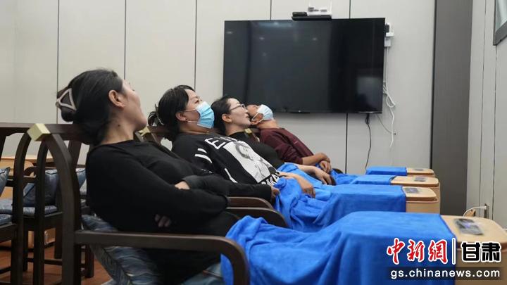 圖為當(dāng)?shù)鼐用耋w驗(yàn)藏醫(yī)院診療。卓瑪草 攝