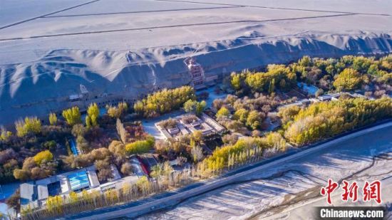 2022年11月，航拍深秋季節(jié)的莫高窟?！　⊥醣筱y 攝