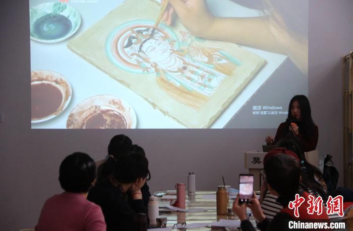 2023年2月，在敦煌研究院莫高學堂，研學導師給學員講授敦煌壁畫臨摹技法?！　垥粤?攝