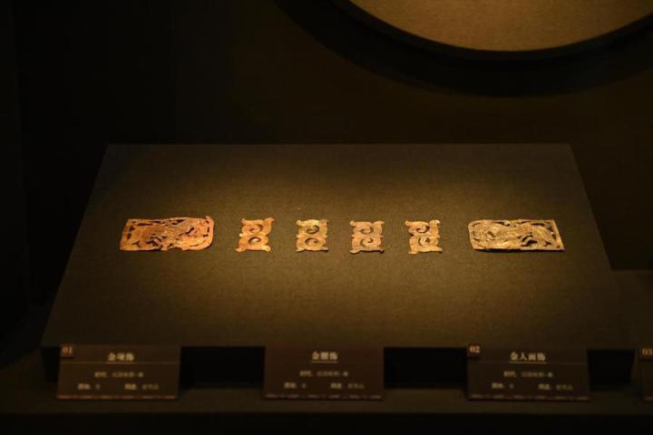 張家川縣馬家塬車輿博物館展陳的馬家塬遺址出土的金項飾、金腰飾、金人畫飾等。李亞龍 攝　　