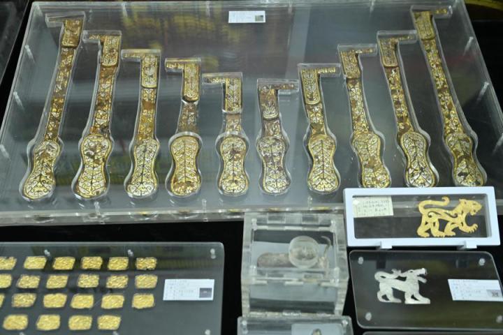 張家川馬家塬出土的金帶飾、大角羊、人形鉛俑及狼形銀車輿飾等文物。