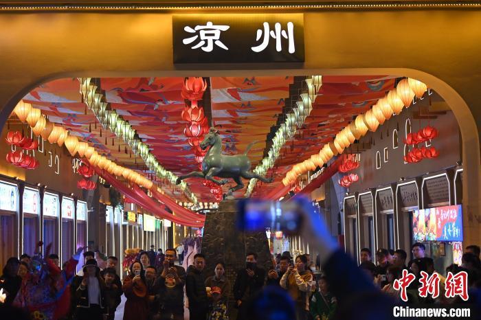 圖為游人拍攝煥然一新亮相的街區(qū)。李亞龍 攝</p>
<p>