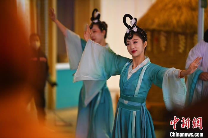 圖為工作人員進(jìn)行舞蹈表演。李亞龍 攝</p>
<p>