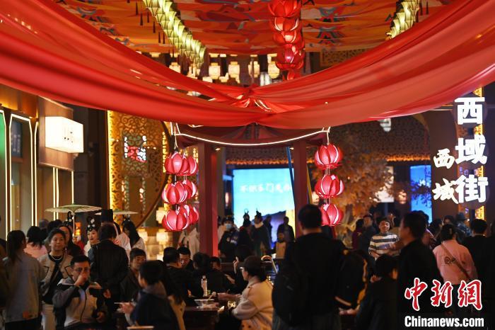 圖為街區(qū)現(xiàn)場(chǎng)游客絡(luò)繹不絕。李亞龍 攝</p>
<p>