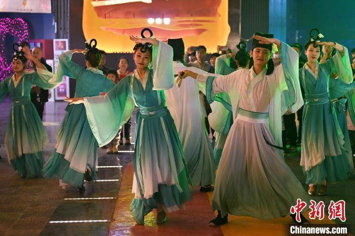 圖為工作人員進行舞蹈表演。李亞龍 攝</p><p>