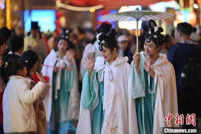 圖為街區(qū)人員著傳統(tǒng)服飾與游人互動。李亞龍 攝</p><p>