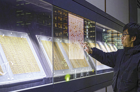 3月6日，工作人員在荊門市博物館新館內楚簡展廳展示使用互動裝置。新華每日電訊記者　胡競文