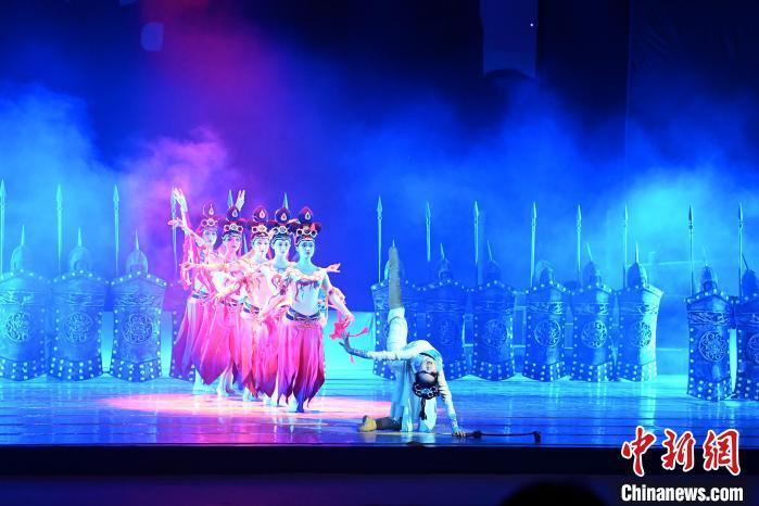 2023年2月18日，蘭州歌舞劇院創(chuàng)排的大型舞劇《大夢(mèng)敦煌》?！　【琶赖┰?攝