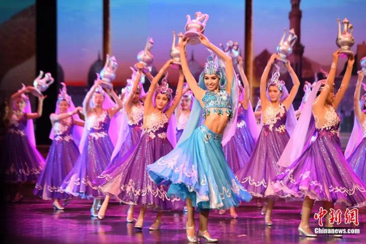 《絲路花雨》外國(guó)演員在波斯酒舞中領(lǐng)舞。楊艷敏 攝