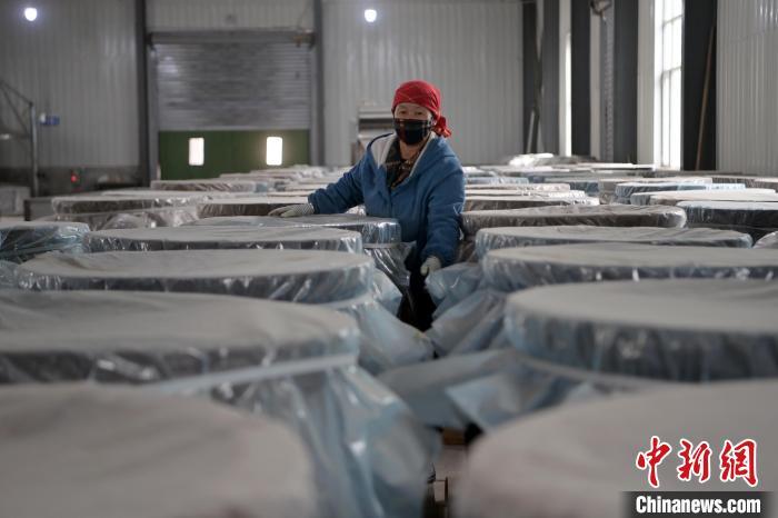 5月10日，工作人員檢查裝有酒糟的壇子。九美旦增　攝