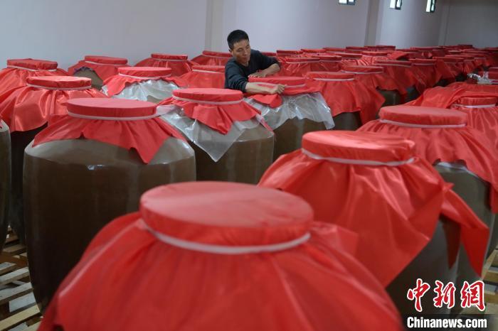 圖為5月10日，工作人員在儲酒庫檢查酒缸密封性。九美旦增　攝