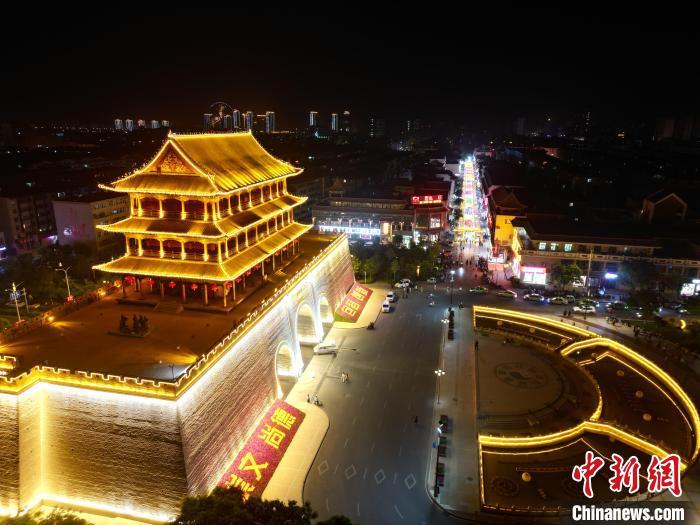 圖為武威市標(biāo)志性建筑涼州古城門燈光亮起。(無人機(jī)照片) 　戴文昌 攝</p><p>