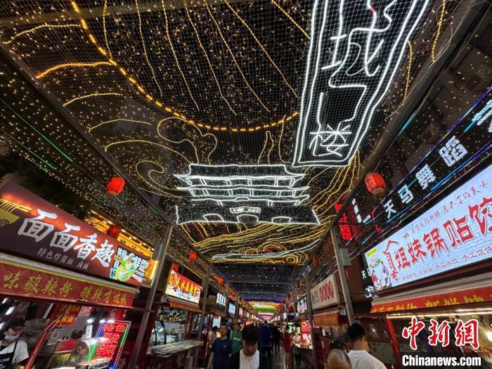 圖為明清街夜市燈光點亮具有武威文化元素的“涼州古城門”彩燈。　戴文昌 攝</p><p>