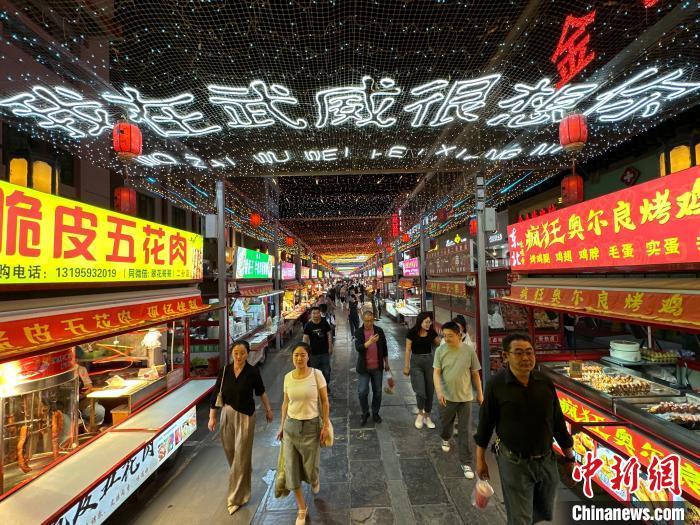 圖為明清街夜市燈光點亮“我在武威很想你”?！〈魑牟?攝</p><p>