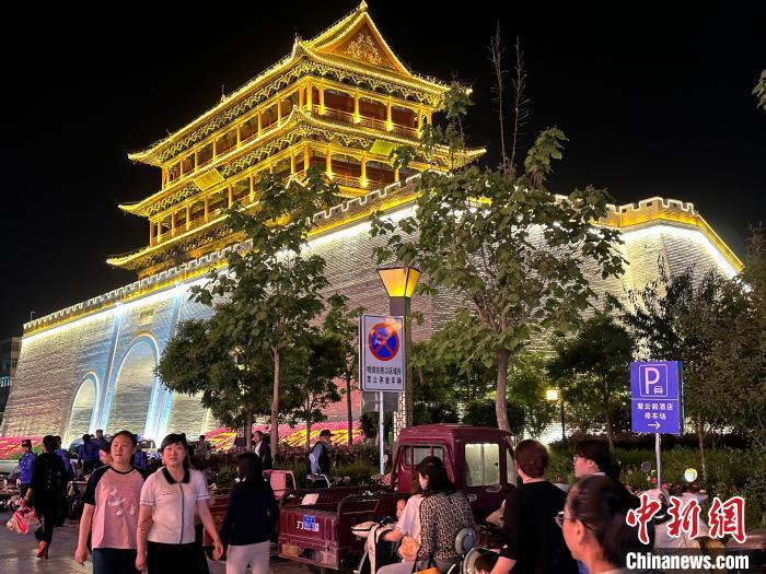 圖為夜幕降臨，涼州古城門燈光亮起?！〈魑牟?攝