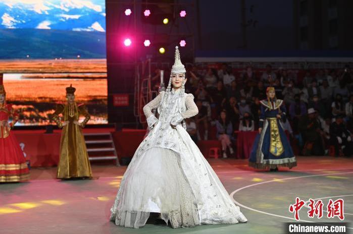 圖為開幕式現(xiàn)場(chǎng)蒙古族服飾秀。李亞龍 攝</p>
<p>