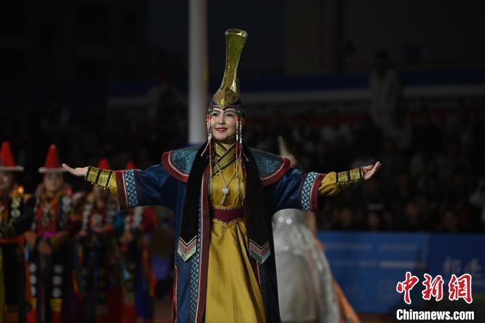 圖為開幕式現(xiàn)場(chǎng)蒙古族服飾秀。李亞龍 攝