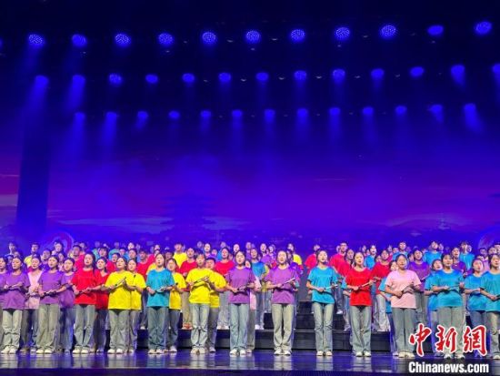 5月28日晚，“詩(shī)意甘肅·絲路長(zhǎng)風(fēng)三千里”——月出涼州·武威詩(shī)會(huì)在甘肅省武威市漢唐天馬城舉行。楊娜 攝