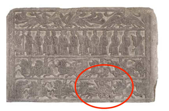 △漢代迎賓、車馬出行畫像石，現(xiàn)藏于臨沂市博物館。畫像石的第四層中有軺車出現(xiàn)。