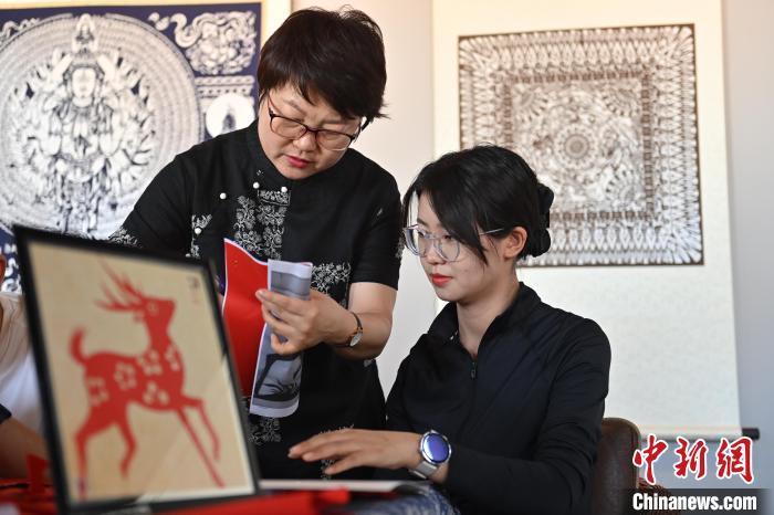 6月6日，在甘肅敦煌青年夜校課程中，青年學(xué)員學(xué)習(xí)敦煌非遺剪紙課程。李亞龍 攝