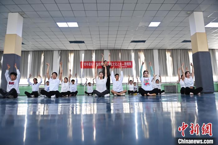 6月6日，在甘肅敦煌青年夜校課程中，青年學(xué)員學(xué)習(xí)敦煌舞課程。李亞龍 攝　　