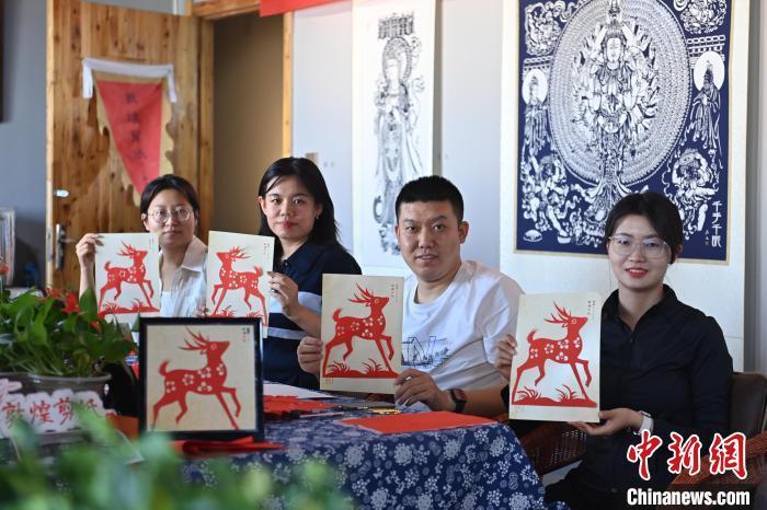 6月6日，在甘肅敦煌青年夜校課程中，青年學(xué)員展示學(xué)習(xí)敦煌非遺剪紙的成果。李亞龍 攝　　