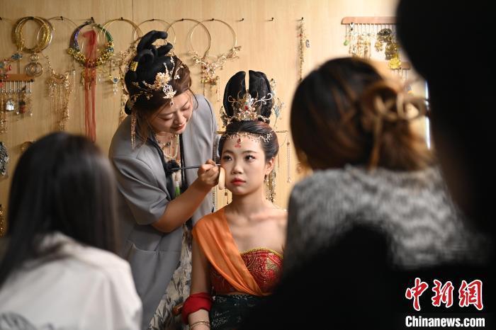 6月6日，在甘肅敦煌青年夜校課程中，青年學(xué)員學(xué)習(xí)敦煌美妝課程。李亞龍 攝　　