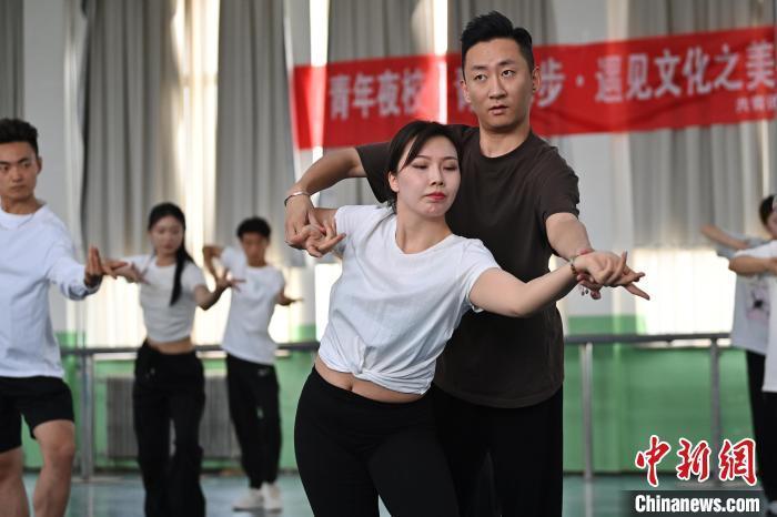 6月6日，在甘肅敦煌青年夜校課程中，學(xué)員學(xué)習(xí)敦煌舞課程。李亞龍 攝　　