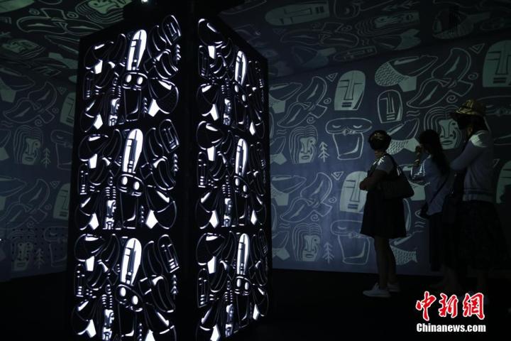 圖為游客參觀藝術(shù)展。中新社記者 李亞龍 攝