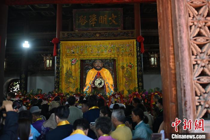 6月21日，2024(甲辰)年公祭中華人文始祖伏羲大典在甘肅天水舉行，來自海峽兩岸及港澳地區(qū)約500人現(xiàn)場共祭中華人文始祖伏羲。中新社記者 李亞龍 攝