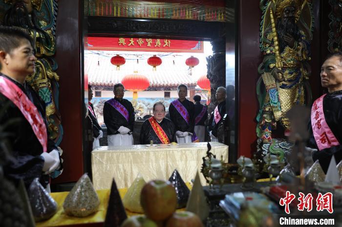 6月21日，“2024(甲辰年)兩岸共祭人文始祖伏羲典禮”在臺灣新北舉行。擔任主祭官的先嗇宮董事長、中國國民黨前秘書長李乾龍(中)出席典禮并擔任主祭官。中新社記者 張曉曦 攝