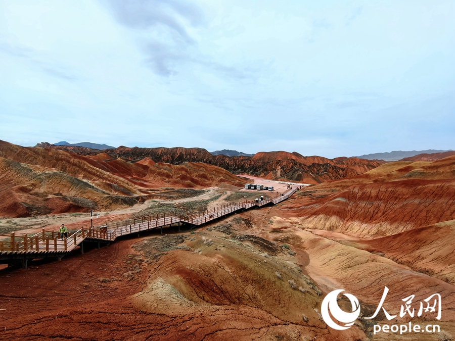  雨后的七彩丹霞，顏色格外艷麗。人民網(wǎng) 黃津曉虎攝