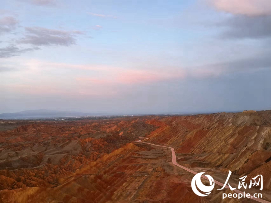 日落時(shí)分，余暉與丹霞交相輝映。人民網(wǎng)記者 唐嘉藝攝
