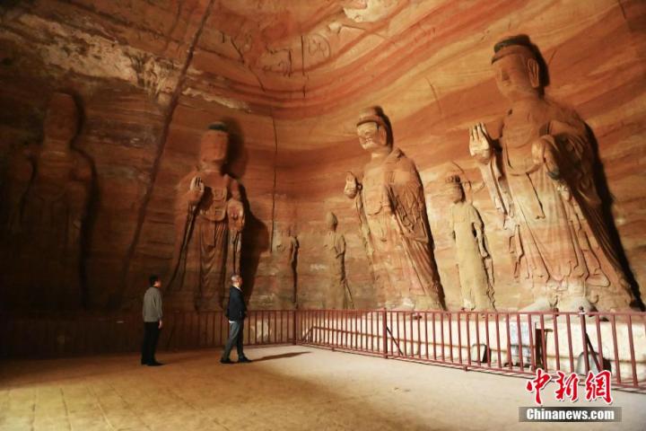 7月15日，游人參觀甘肅省平?jīng)鍪袥艽h百里石窟長廊中的南石窟寺1號窟。百里石窟長廊位于涇川縣境內(nèi)，由512個石窟、5眼窟中石井組成，現(xiàn)存王母宮石窟、鳳凰山石窟、南石窟寺、丈八寺石窟、羅漢洞石窟、太山寺石窟等規(guī)模較大的石窟群，還有數(shù)量眾多的小石窟群。南石窟寺開鑿于北魏永平三年，其中1號窟屬于大型七佛窟，七佛高達6米。中新社記者 李亞龍 攝