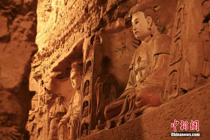 7月15日，甘肅省平?jīng)鍪袥艽h百里石窟長廊中的王母宮石窟造像。百里石窟長廊位于涇川縣境內(nèi)，由512個石窟、5眼窟中石井組成，現(xiàn)存王母宮石窟、鳳凰山石窟、南石窟寺、丈八寺石窟、羅漢洞石窟、太山寺石窟等規(guī)模較大的石窟群，還有數(shù)量眾多的小石窟群。王母宮石窟又名千佛洞，該窟設(shè)計宏大，造像生動，窟內(nèi)擁有造像數(shù)百尊，是較為珍貴的佛教文化歷史遺存。中新社記者 李亞龍 攝</p>
<p>