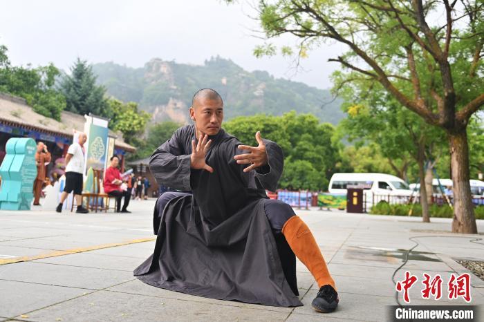 7月14日，甘肅省平?jīng)鍪嗅轻忌骄皡^(qū)內(nèi)，嵩山少林弟子展示武藝。7月13日至14日，“2024年北京體育大學(xué)第十五屆國(guó)際武術(shù)比賽交流大會(huì)暨首屆崆峒山國(guó)際武術(shù)大會(huì)”舉行，大會(huì)也在崆峒山景區(qū)進(jìn)行問道崆峒、武術(shù)高級(jí)研修班、崆峒拜師等系列活動(dòng)。中新社記者 李亞龍 攝</p>
<p>