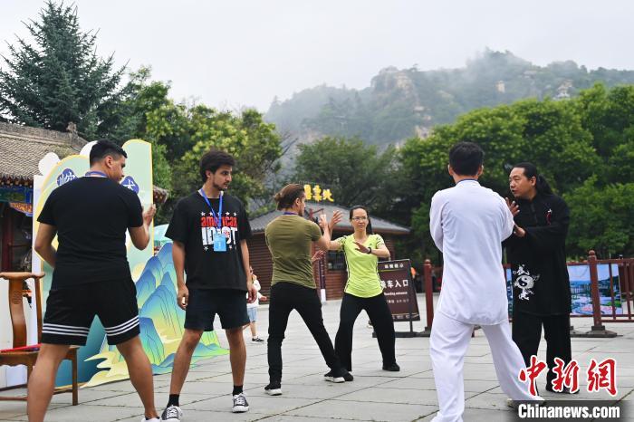 7月14日，甘肅省平?jīng)鍪嗅轻忌骄皡^(qū)內(nèi)，外籍武術(shù)愛好者學(xué)習(xí)崆峒派武術(shù)。7月13日至14日，“2024年北京體育大學(xué)第十五屆國(guó)際武術(shù)比賽交流大會(huì)暨首屆崆峒山國(guó)際武術(shù)大會(huì)”舉行，大會(huì)也在崆峒山景區(qū)進(jìn)行問道崆峒、武術(shù)高級(jí)研修班、崆峒拜師等系列活動(dòng)。中新社記者 李亞龍 攝</p>
<p>