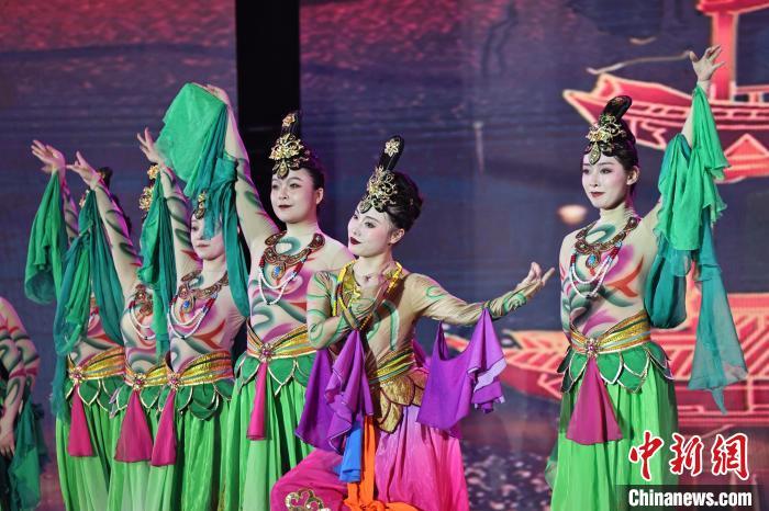 7月19日晚，第五屆黃河之濱文藝展演在蘭州體育文化廣場開幕。圖為開幕式演出敦煌舞蹈。張曦予 攝