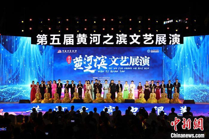 7月19日晚，第五屆黃河之濱文藝展演在蘭州體育文化廣場開幕。張曦予 攝