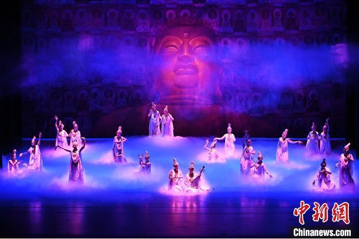 7月18日晚，中國經(jīng)典舞劇《絲路花雨》在甘肅蘭州黃河劇院進(jìn)行演出。中國經(jīng)典舞劇《絲路花雨》迎來45周年，7月17日-8月4日在蘭州開啟為期多天的駐場(chǎng)演出。該舞劇取材于敦煌莫高窟壁畫，集中國霓裳羽衣舞、敦煌舞、印度舞、黑巾舞、波斯馬鈴舞等于一身，自1979年演出至今，該劇先后在40多個(gè)國家和地區(qū)演出近4000場(chǎng)，觀眾550多萬人次。中新社記者 李亞龍 攝</p>
<p>