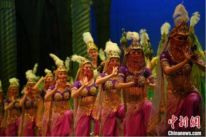 7月18日晚，中國經(jīng)典舞劇《絲路花雨》在甘肅蘭州黃河劇院進(jìn)行演出。中國經(jīng)典舞劇《絲路花雨》迎來45周年，7月17日-8月4日在蘭州開啟為期多天的駐場(chǎng)演出。該舞劇取材于敦煌莫高窟壁畫，集中國霓裳羽衣舞、敦煌舞、印度舞、黑巾舞、波斯馬鈴舞等于一身，自1979年演出至今，該劇先后在40多個(gè)國家和地區(qū)演出近4000場(chǎng)，觀眾550多萬人次。中新社記者 李亞龍 攝</p>
<p>