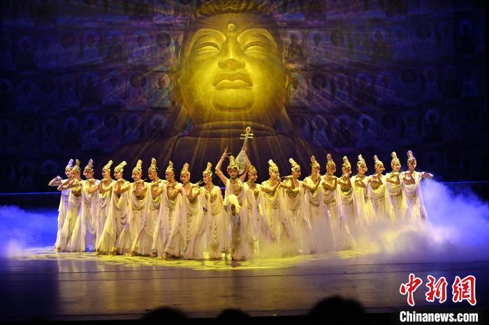 7月18日晚，中國經(jīng)典舞劇《絲路花雨》在甘肅蘭州黃河劇院演出。李亞龍 攝