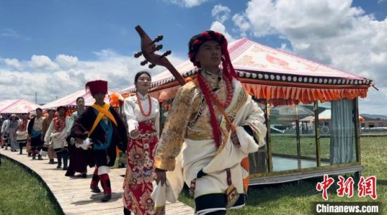 2024年6月，甘肅甘南藏族自治州上演藏服時(shí)裝秀。(資料圖)高瑩 攝