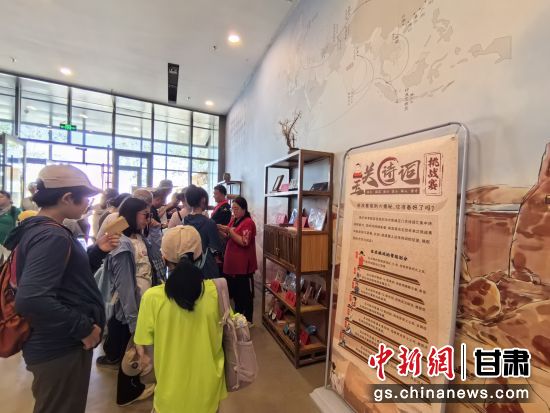 近日，玉門關(guān)遺址景區(qū)開啟了一場精彩紛呈的玉關(guān)詩詞挑戰(zhàn)賽，吸引眾多游人參與其中。玉門關(guān)遺址景區(qū)供圖