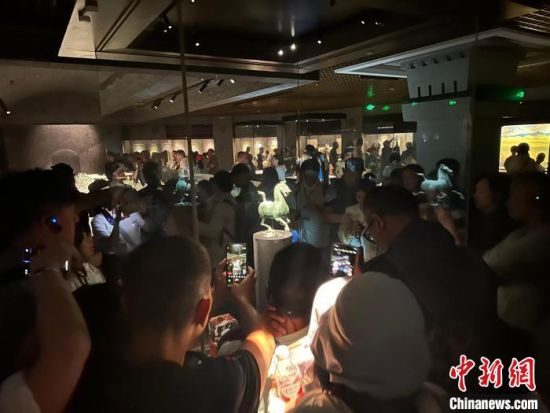 8月17日至23日，“濃濃民族情 兩岸一家親”臺灣同胞參訪團(tuán)甘肅行交流活動在甘肅展開。圖為臺胞參觀甘肅省博物館。中新社記者 閆姣 攝