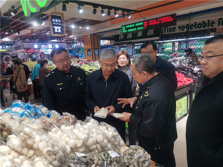 圖為市委常委、市紀(jì)委書記、市監(jiān)委主任張學(xué)勇調(diào)研食品安全責(zé)任包保企業(yè)西部天地商貿(mào)有限責(zé)任公司.jpg