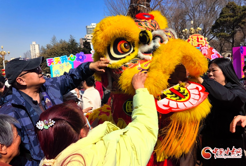 傳統(tǒng)與現(xiàn)代交融 共慶元宵佳節(jié)